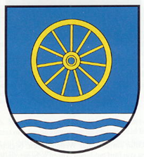 Das Wappen von Sörup sieht aus wie ein Ritterschild, blau mit zwei Wellen und einem Rad, dessen 12 Speichen für die Gemeinden des ehemaligen Amtes Sörup stehen.